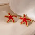 Paire de boucles d'oreilles étoile de mer en or avec émail rouge et design marin - Boucles d'Oreilles Clous Étoile de Mer en Émail Rouge (2172)