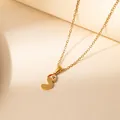 Collier de Noël en acier inoxydable doré avec pendentif Père Noël festif et bonnet rouge - Père Noël Lettre S (0650)