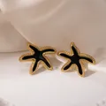 Boucles d'oreilles étoile de mer dorées avec émail noir et bords perlés ciselés - Boucles d'Oreilles Clous Étoile de Mer en Émail Noir (2175)