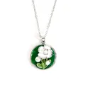 Collier avec pendentif fleur en émail vert, pétales blancs et petite perle - Style Perle Floral Rond Argenté (TYGN0252)