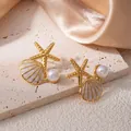 Boucles d'oreilles étoile de mer et perle avec émail blanc sur surface en pierre - Boucles d'Oreilles Clous Coquillage Étoile de Mer Blanche (1507)