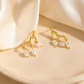 Orecchini a ramo dorato con perle barocche su sfondo di lussuoso tessuto di seta - Orecchini Pendenti Ramo Perla Artificiale (1747)