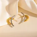 Orecchini geometrici bicolore oro e argento su una superficie di seta color crema - Orecchini a Bottone Geometrici a C Oro Argento (1749)