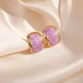 Boucles d'oreilles dorées avec émail lavande sur fond de soie champagne élégant et chic - Pierre Violette Géométrique Clou (1851)
