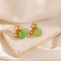 Boucles d'oreilles géométriques dorées avec détails en résine marbrée vert clair - Nœud Pierre Verte Clou (1807)