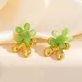 Boucles d'oreilles fleurs en résine verte avec bordure dorée et design floral double - Bordure Dorée Fleur Verte Clou (1880)