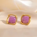 Élégantes boucles d'oreilles carrées en or avec résine violette et cadre torsadé - Ligne Torsadée Carrée Clou (1865)