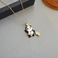 Collana panda dorata in smalto bianco e nero con una gemma rosa a forma di cuore - Stile Zirconia Panda