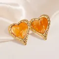 Boucles d'oreilles cœur vintage français avec finition dorée martelée et résine ambrée - Style Cœur Ondulé (1837)