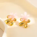 Boucles d'oreilles fleurs en émail rose dorées à l'or fin avec pétales en résine - Bordure Dorée Fleur Rose Clou (1877)