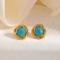 Boucles d'oreilles dorées avec pierre bleue sur fond de céramique blanche et soie - Créole Géométrique Pierre Bleue Clou (1894)