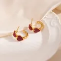 Boucles d'oreilles créoles en acier doré avec pendentifs cœurs rouges sur soie - Cœur Forme C Clou - Rouge (1856)