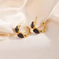 Boucles d'oreilles cœur dorées avec émail noir et design martelé pour femme - Cœur Forme C Clou - Noir (1855)