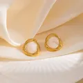 Boucles d'oreilles géométriques dorées avec incrustation de marbre blanc sur satin - Créole Géométrique Pierre Blanche Clou (1891)