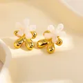 Boucles d'oreilles fleur en acier inoxydable avec bord doré et pétales crème - Bordure Dorée Fleur Blanche Clou (1879)