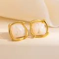 Boucles d'oreilles carrées texture marbre avec monture dorée style vintage - Ligne Torsadée Carrée Clou (1866)