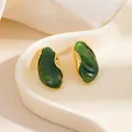 Boucles d'oreilles ovales rétro en résine verte avec cadres irréguliers dorés sur plateau - Bordure Dorée Pierre Verte Ovale Clou (1898)