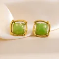 Boucles d'oreilles carrées vertes avec cadre doré torsadé sur fond en soie douce - Ligne Torsadée Carrée Clou (1867)