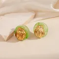 Boucles d'oreilles gouttes en acier avec résine marbre vert et métal plissé doré - Style Goutte Pierre Verte (1824)