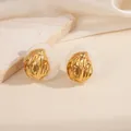 Boucles d'oreilles dorées avec base en résine blanc crème et finition métal texturé - Style Goutte Pierre Blanche (1820)