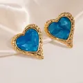 Boucles d'oreilles cœur vintage en or avec incrustation bleue marbrée sur tissu de soie - Style Cœur Ondulé (1836)