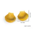Goldene Muschelohrringe mit radialen Streifendetails, Maße 3,5 cm Höhe und 3 cm Breite - Texturierte Muschel Stil (0143)
