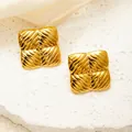 Orecchini a perno quadrati dorati con trama geometrica su pietra bianca e seta fine - Stile Petalo Quadrato (0154)