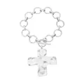 Detaillierte Makroansicht des silbernen Kreuzanhängers mit gehämmerter Lavatextur - Kreuz-Armband (7124) / Silber