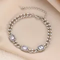 Detail eines silbernen Panzerarmbands mit rechteckigen Kristallen und Mikro-Pavé-Diamanten - Weißgold Quadratisches Zirkon Kuba-Armband (WG-1203)