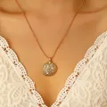 Collana con ciondolo a conchiglia dorata con perle indossata da modella in pizzo bianco - Collana a catena di perline con ciondolo a conchiglia dorata e perla artificiale (Oro KC chiaro)