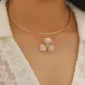 Collana girocollo dorata con ciondolo a fiore a petali crema a strati per donna - Pendente per Collana / Oro