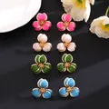 Set di quattro paia di orecchini a fiore in smalto rosa, bianco, verde e blu - Orecchini a lobo / Colorato