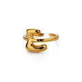 Detail van de 18K vergulde ring met letter E en een gepolijste verstelbare band - Letter E