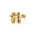 Macro detail van de 18K vergulde ring met letter H en een gepolijste metalen afwerking - Letter H