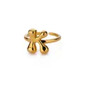 Macro-opname van de 18K vergulde bubble letter K ring met gepolijste gouden afwerking - Letter K