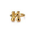 Macro-opname van 18K vergulde verstelbare ring met een 3D hoofdletter H bubble design - Letter N