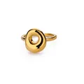 Macro-opname van 18K vergulde ring met een uniek hol cirkelvormig artistiek design - Letter O