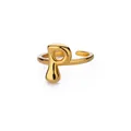 Detailweergave van de gouden letter P ring met gepolijste 18K plating en open verstelbare band - Letter P