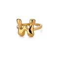 Macro-opname van de 18K vergulde letter W ring met een vloeibare metalen textuur - Letter W