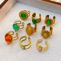 Set mit neun Vintage-Edelstahlringen in Goldoptik mit bunten Harz-Edelsteinen - Türkis-Ring-Kollektion
