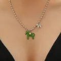 Collana con pendente a forma di pony in smalto verde e catena a sfere d'argento indossata - Verde (1944)