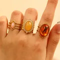 Böhmisches vergoldetes Ring-Set mit rosa, gelben und bernsteinfarbenen Steinen am Modell - Kombipackung (7306+9912+DZ-439)