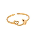 Détail de la bague en acier inoxydable doré 18K avec breloques cœur et lettre A - Lettre R