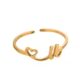 Détail de la bague en cœur plaquée or avec lettres u et b au fini poli minimaliste - Lettre U