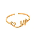 Détail d'une bague dorée ajustable avec lettre W manuscrite et motif cœur ajouré - Lettre W