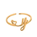 Détail de la bague plaquée or avec la lettre y minuscule et un motif de cœur évidé - Lettre Y