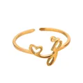 Détail de la bague dorée avec cœur évidé et lettre Y sur une surface en métal poli - Lettre Z