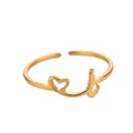 Détail d'une bague ajustable en acier doré avec découpes de cœur et lettre élégante - Lettre I