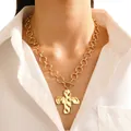 Gouden grove ketting met gehamerde kruishanger en OT-sluiting gedragen door model - Vintage Gehamerd OT-Gesp Kruis (xp-158)