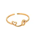 Détail d'une bague en acier doré avec cœur évidé et lettre O personnalisée - Lettre O
